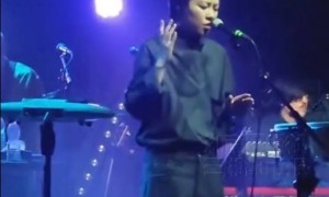 窦靖童伦敦演唱会上给19岁李嫣庆生！妹妹害羞逃跑