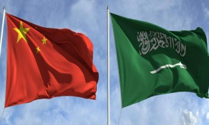 在中东捞了几千亿美元，特朗普签字签到手软，临行前突然喊话中国