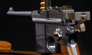 1分钟高达900发 它是毛瑟C96的速射型 M712是最早的冲锋手枪