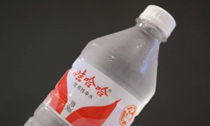 风波不断，娃哈哈越来越魔幻