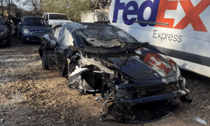 特斯拉FSD再曝问题 车辆直路突然偏离撞树翻车 车主吓懵